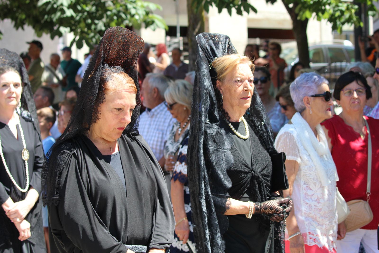 Misa solemne en honor a Santa Marta y a continuación procesión y vino español en el paseo fluvial.