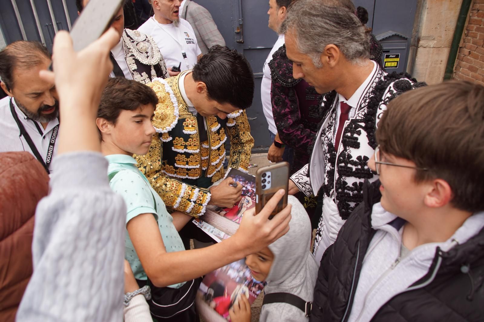 ambiente-en-el-patio-de-cuadrillas-de-la-glorieta-para-ver-a-talavante-roca-rey-y-aguado-20-de-septiembre-de-2024-foto-juanes-26