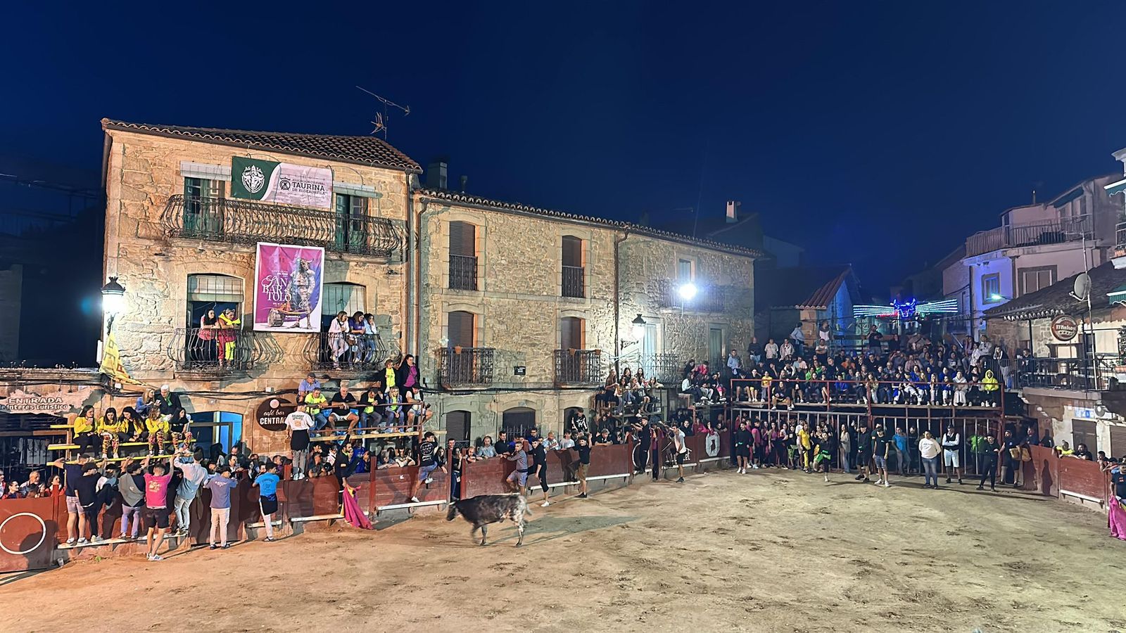 El desfile de carrozas de Aldeadávila vuelve a llenar de luz y color las calles en sus fiestas