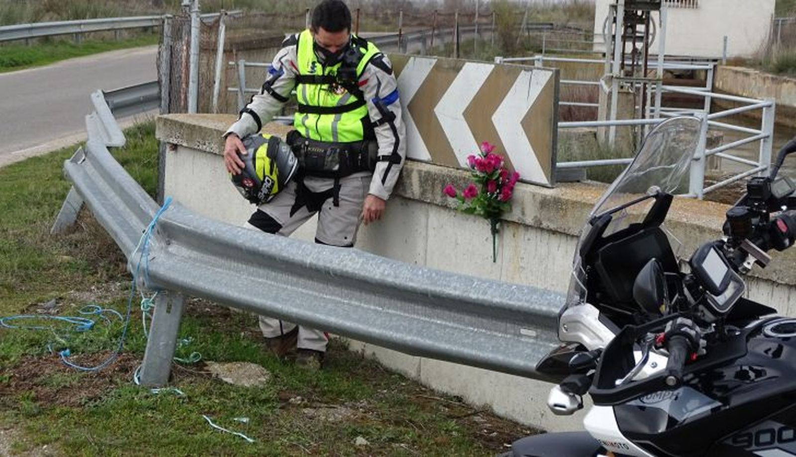 Uno de los guardarraíles en mal estado en una carretera de Salamanca