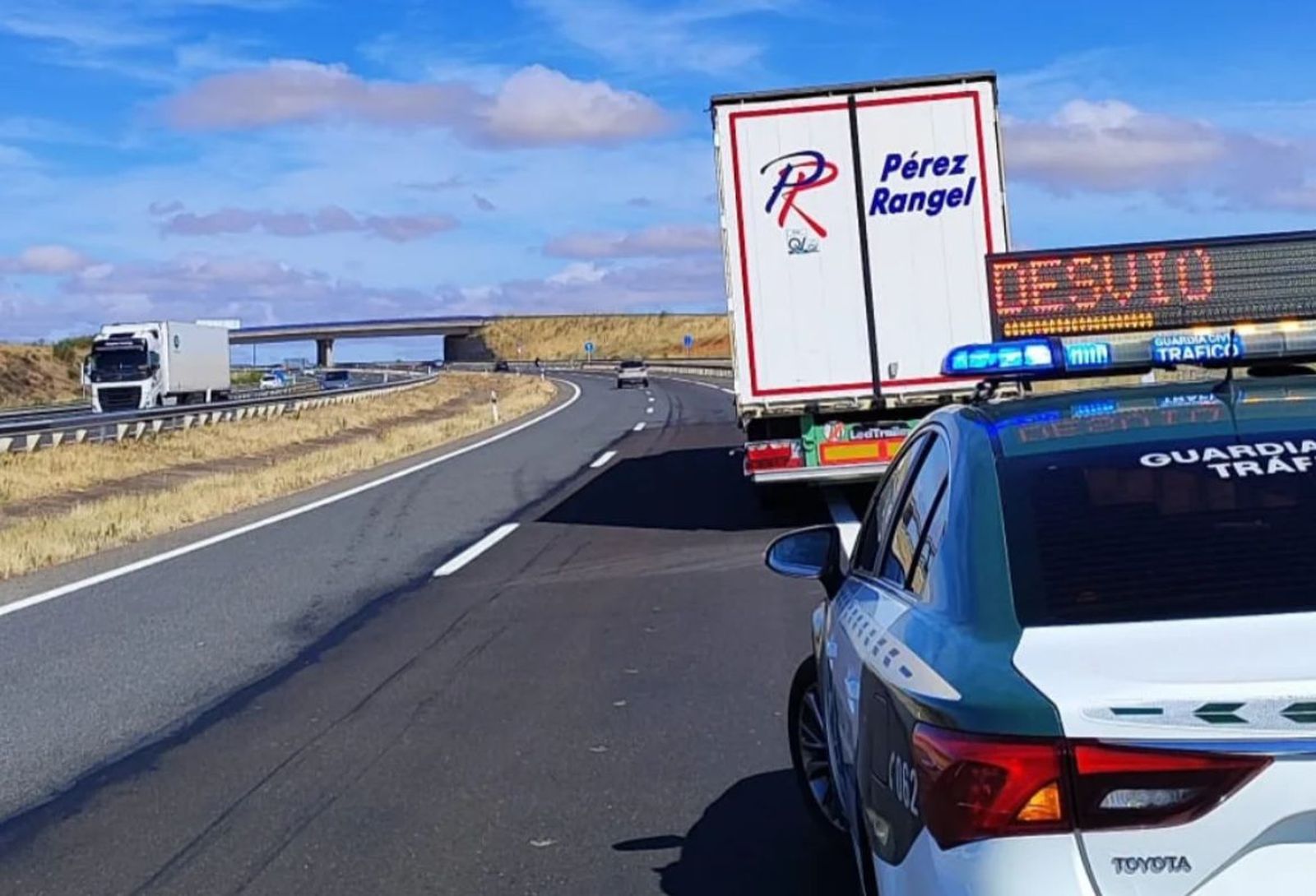 La Guardia Civil auxilia a un camión averiado en la A-66 a la altura de Salamanca