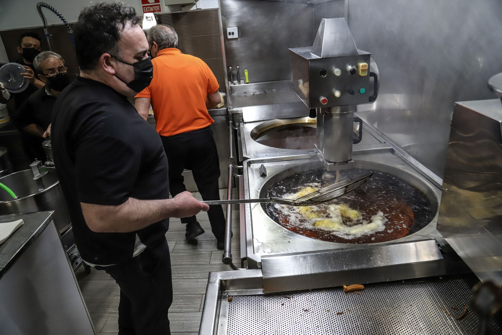 Lorenzo García Lorenzo trabajando en su churrería Foto: María Lorenzo 