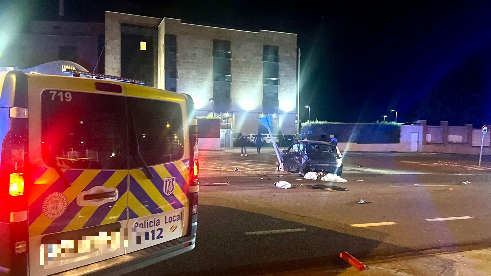 Una aparatosa colisión entre dos turismos deja un herido en la avenida Agustinos Recoletos