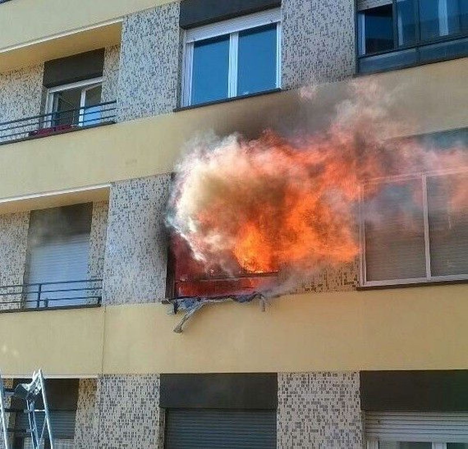 Espectacular incendio en un piso de la calle Nieto Bonal