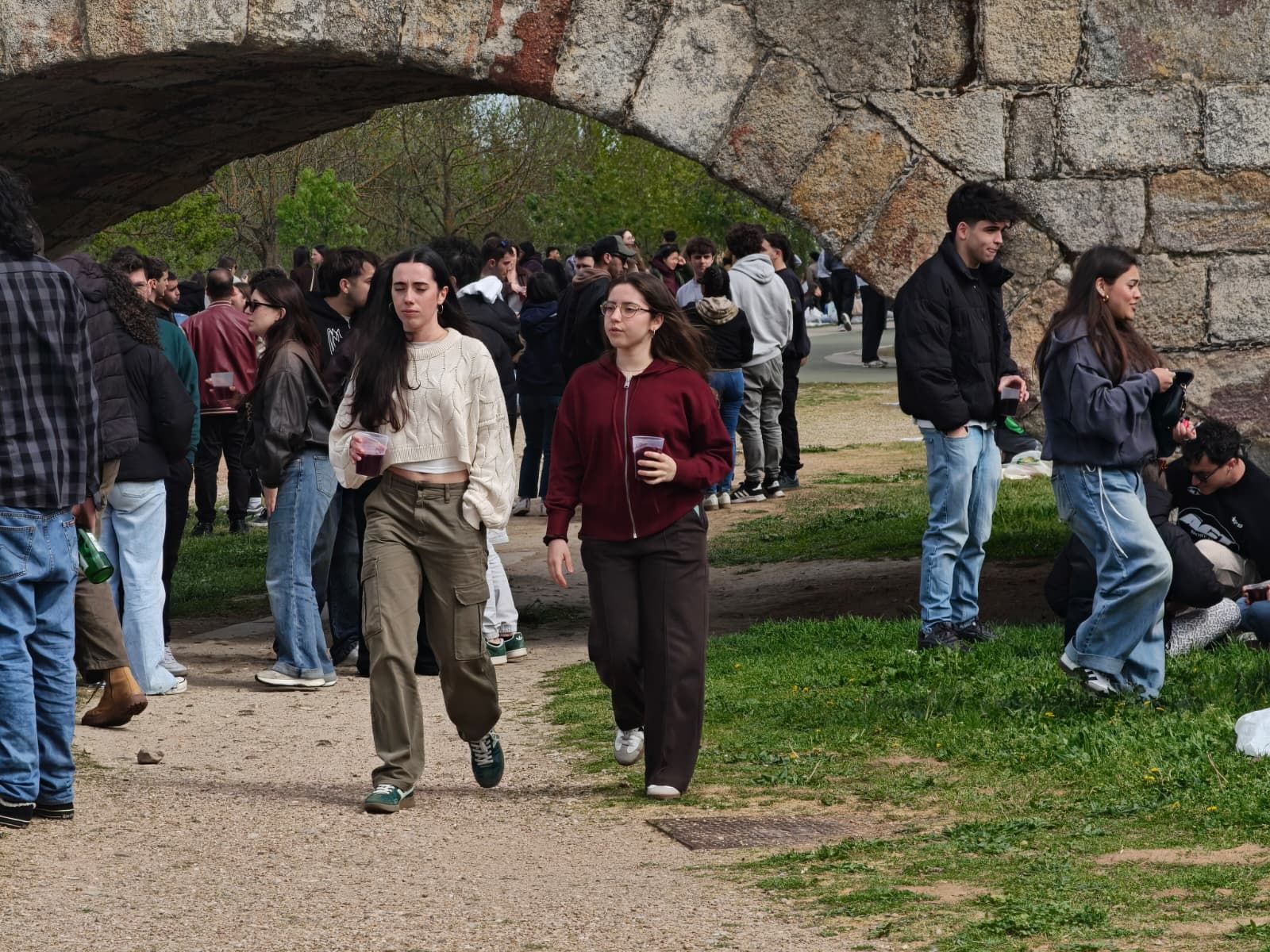 Un multitudinario Lunes de Aguas en Salamanca llena la ribera del Tormes