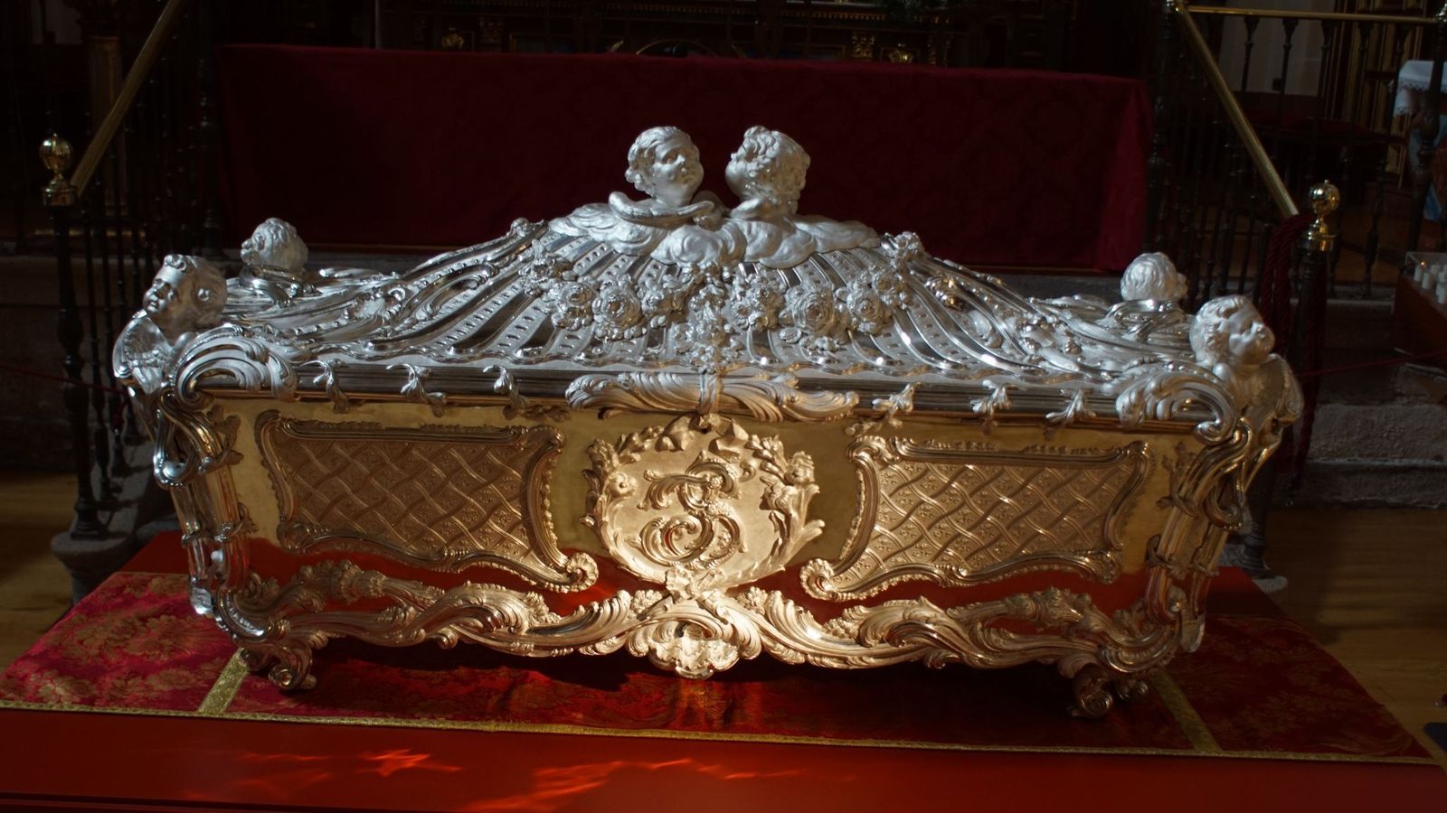 Presentación de la urna de plata restaurada del sepulcro de Santa Teresa en Alba