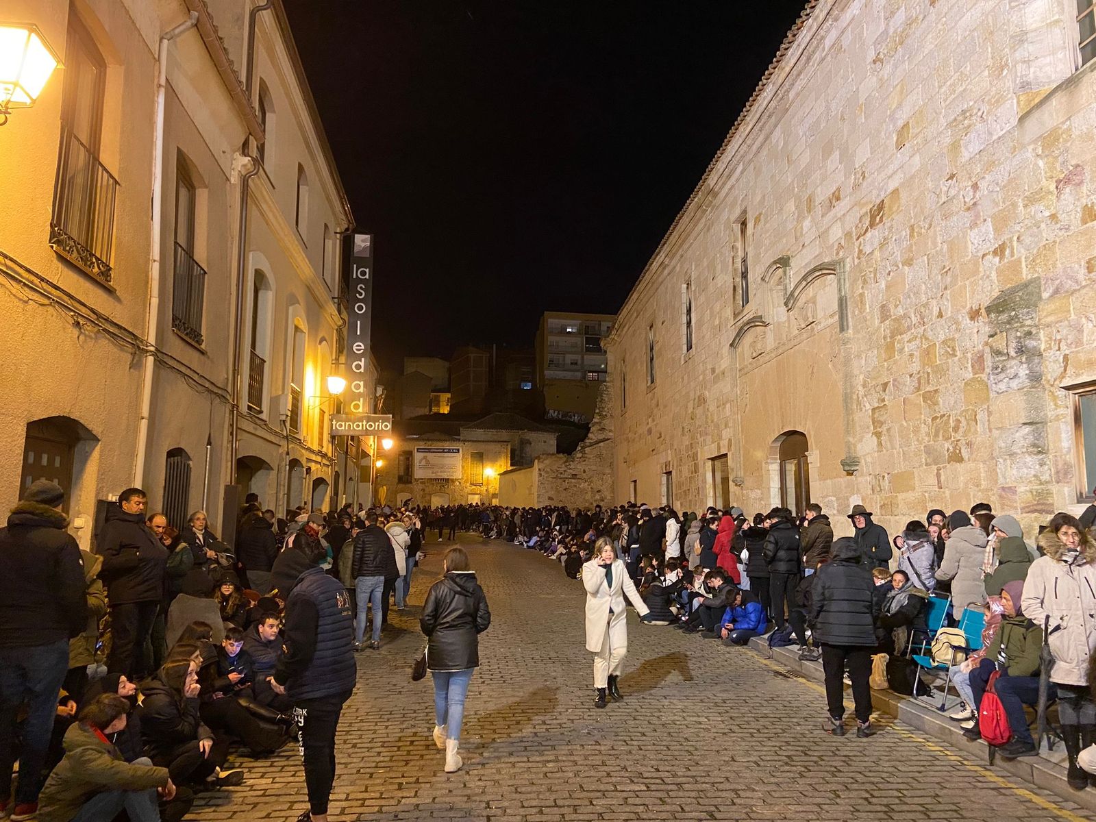 La gente esperando la salida de la Hermandad de las Siete Palabras. Foto: Víctor Garrido