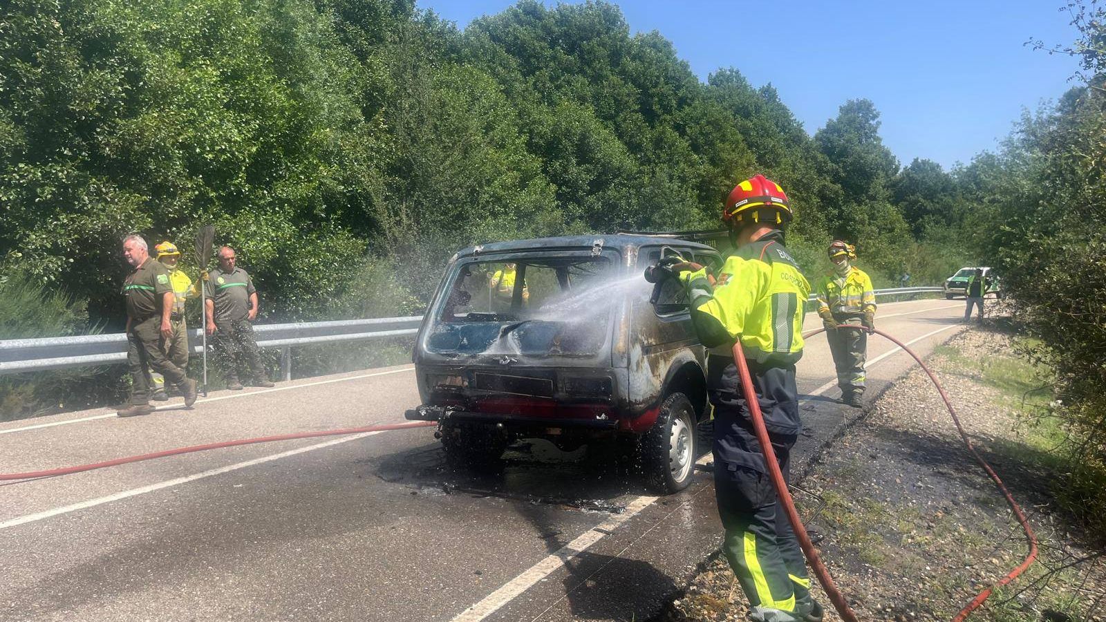 Arde un vehículo en una carretera de Zamora