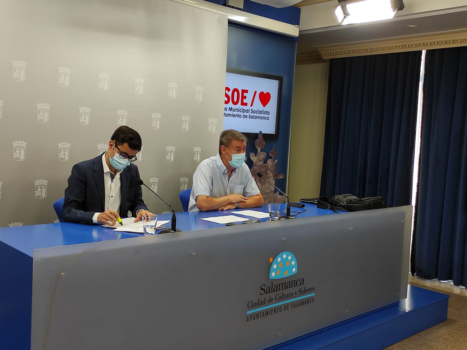 Los concejales socialistas José Luis Mateos y Marcelino García en la Sala de la Palabra del Teatro Liceo. Foto SALAMANCA24HORAS