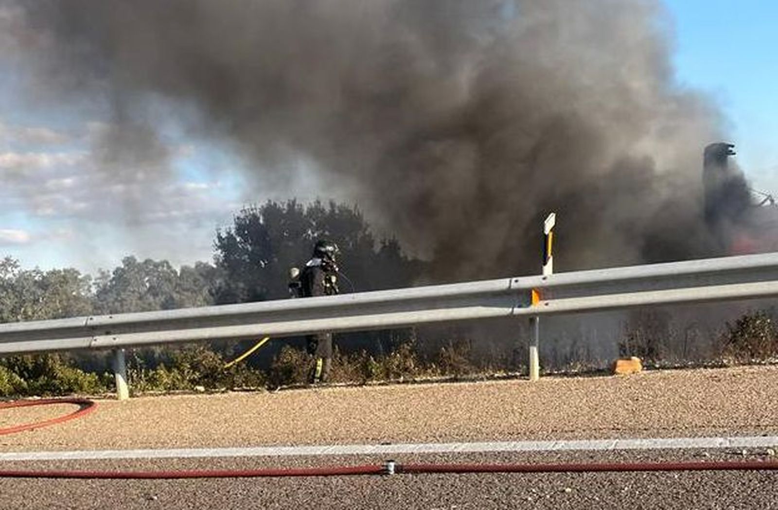 los-bomberos-trabajan-para-sofocar-las-llamas-en-el-camion-2