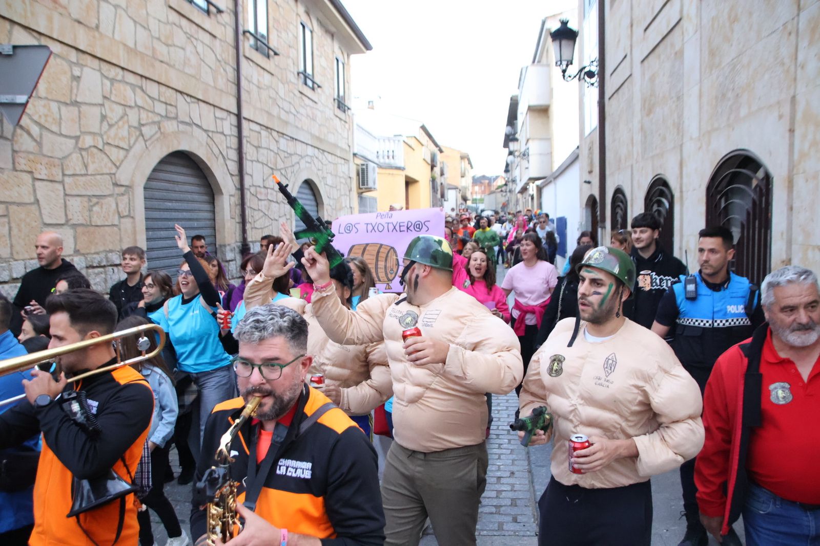  Villamayor, concentración y pasacalles de grupos y peñas