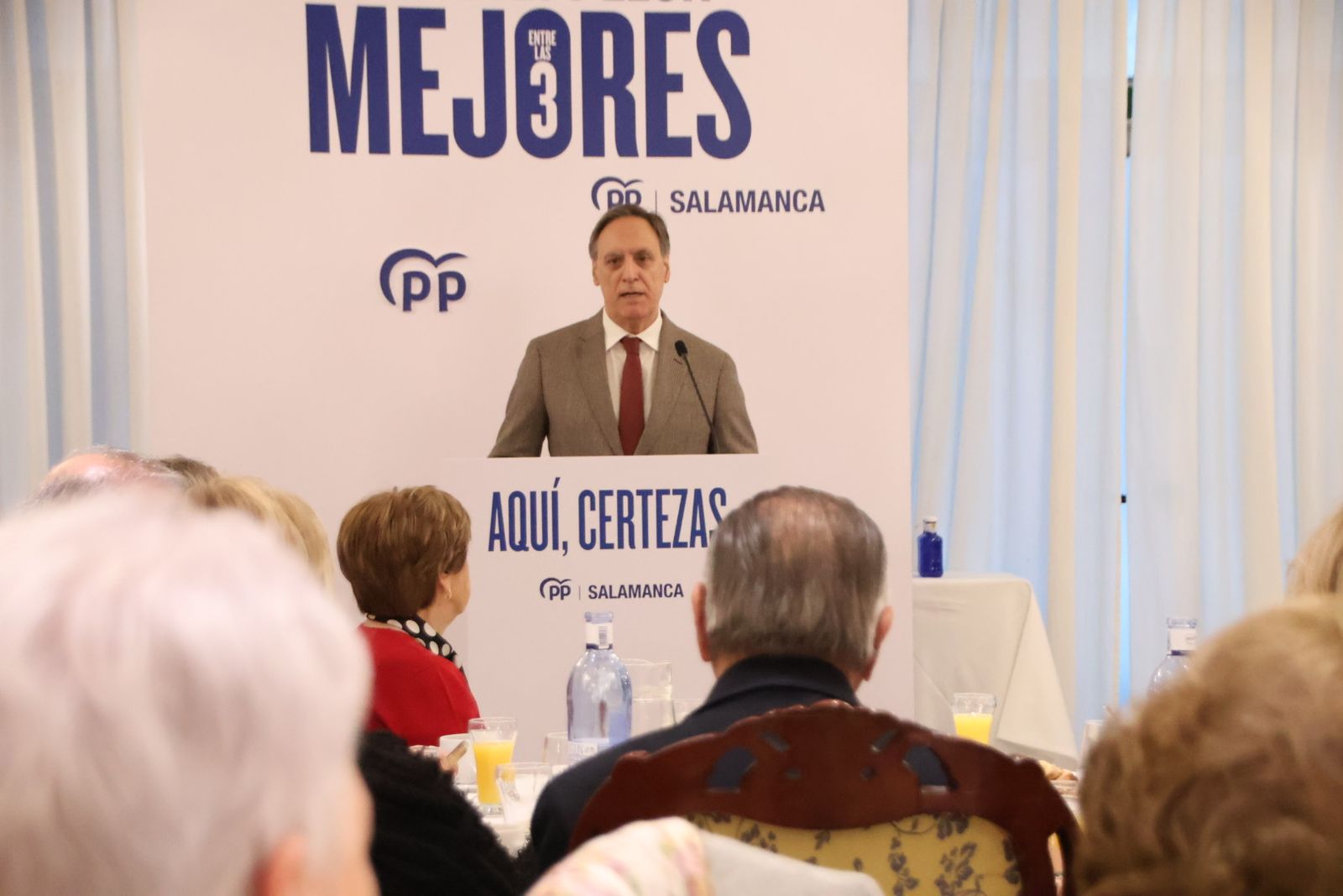 Isabel Blanco y García Carbayo participan en un encuentro con personas mayores de la ciudad