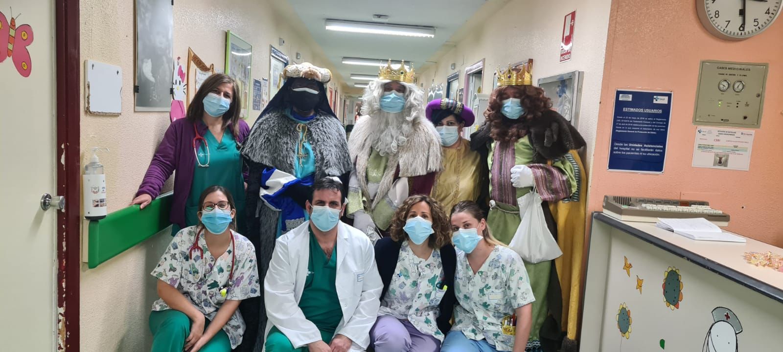 Los Reyes Magos visitan la planta de Pediatría del Clínico