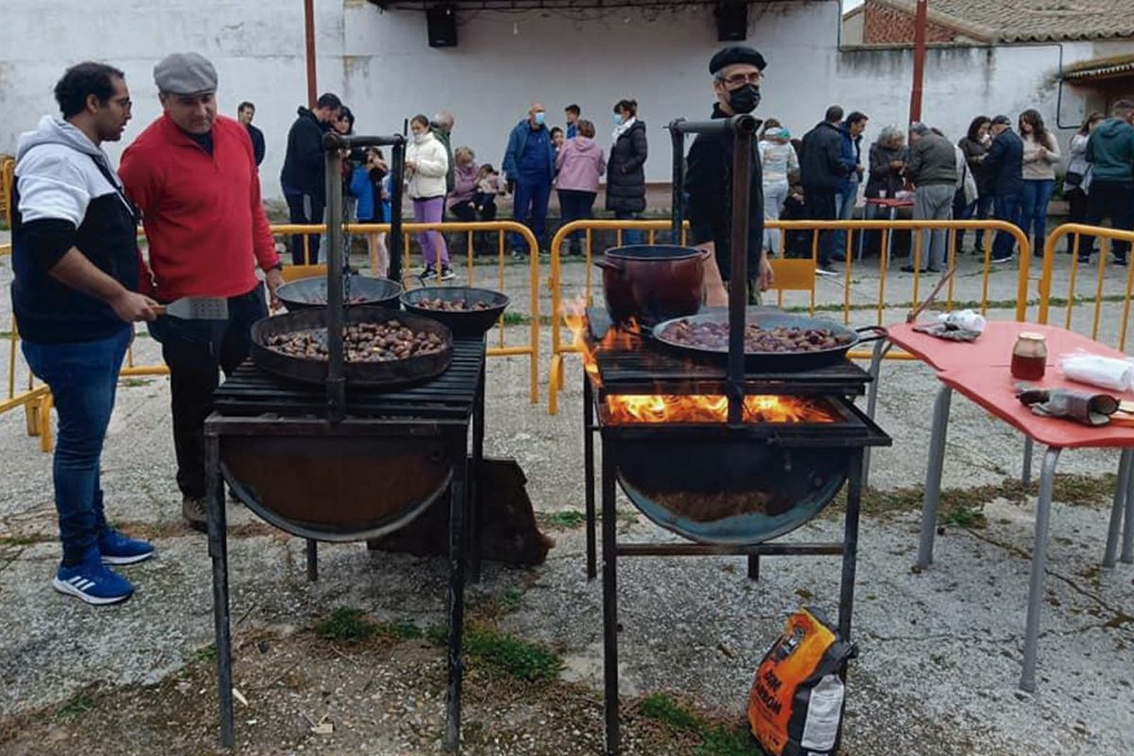 Decenas de vecinos de Salmoral y de otros pueblos de la zona han participado en la segunda Fiesta del magosto