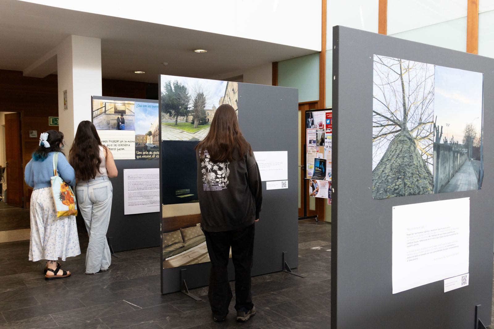 Estudiantes disfrutan de la exposición que acoge el Edificio Anayita Estudiantes disfrutan de la exposición que acoge el Edificio Anayita