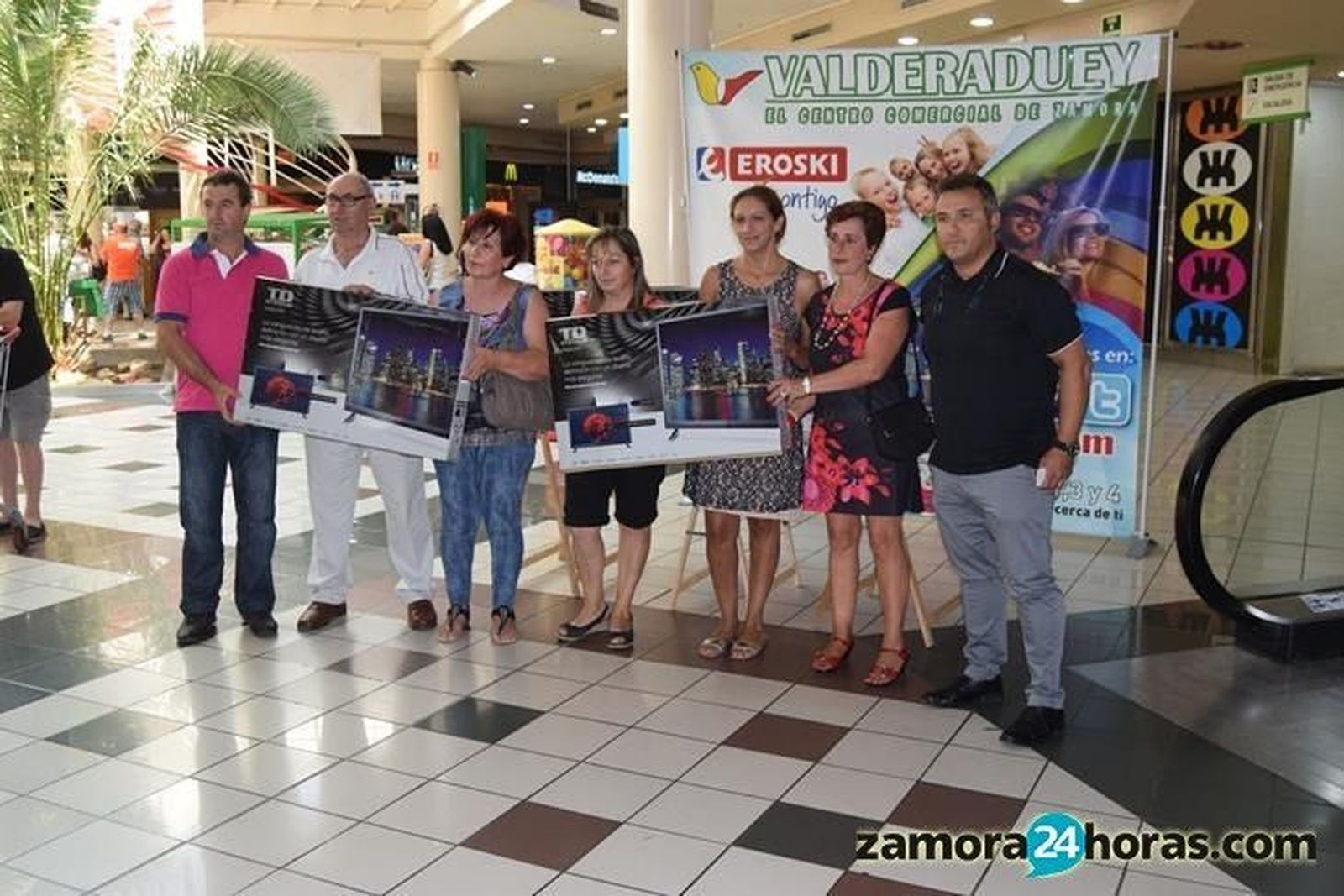 Seis televisiones de 32" para los clientes del CC Valderaduey