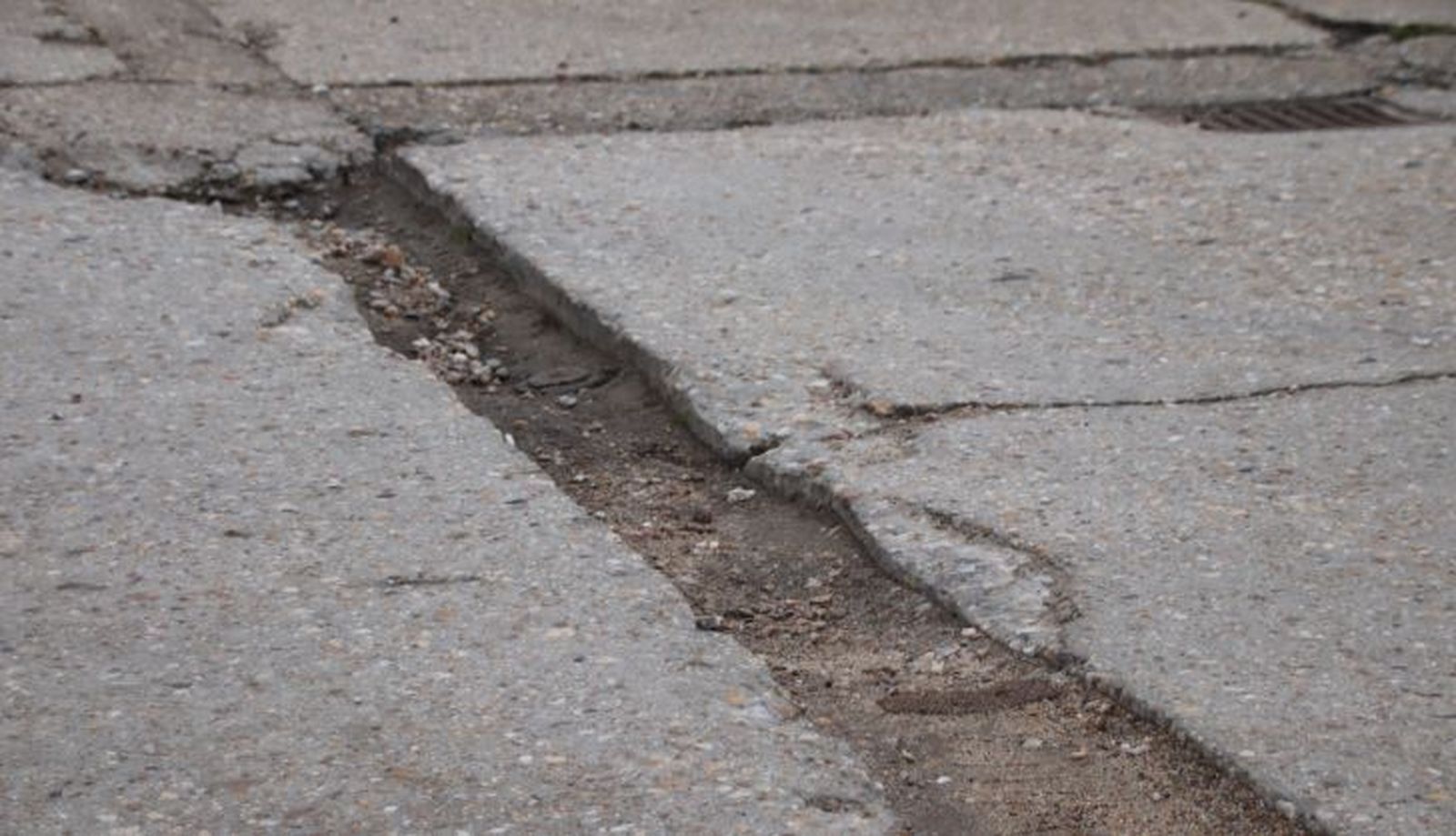 Desperfectos en el polígono de Los Villares 