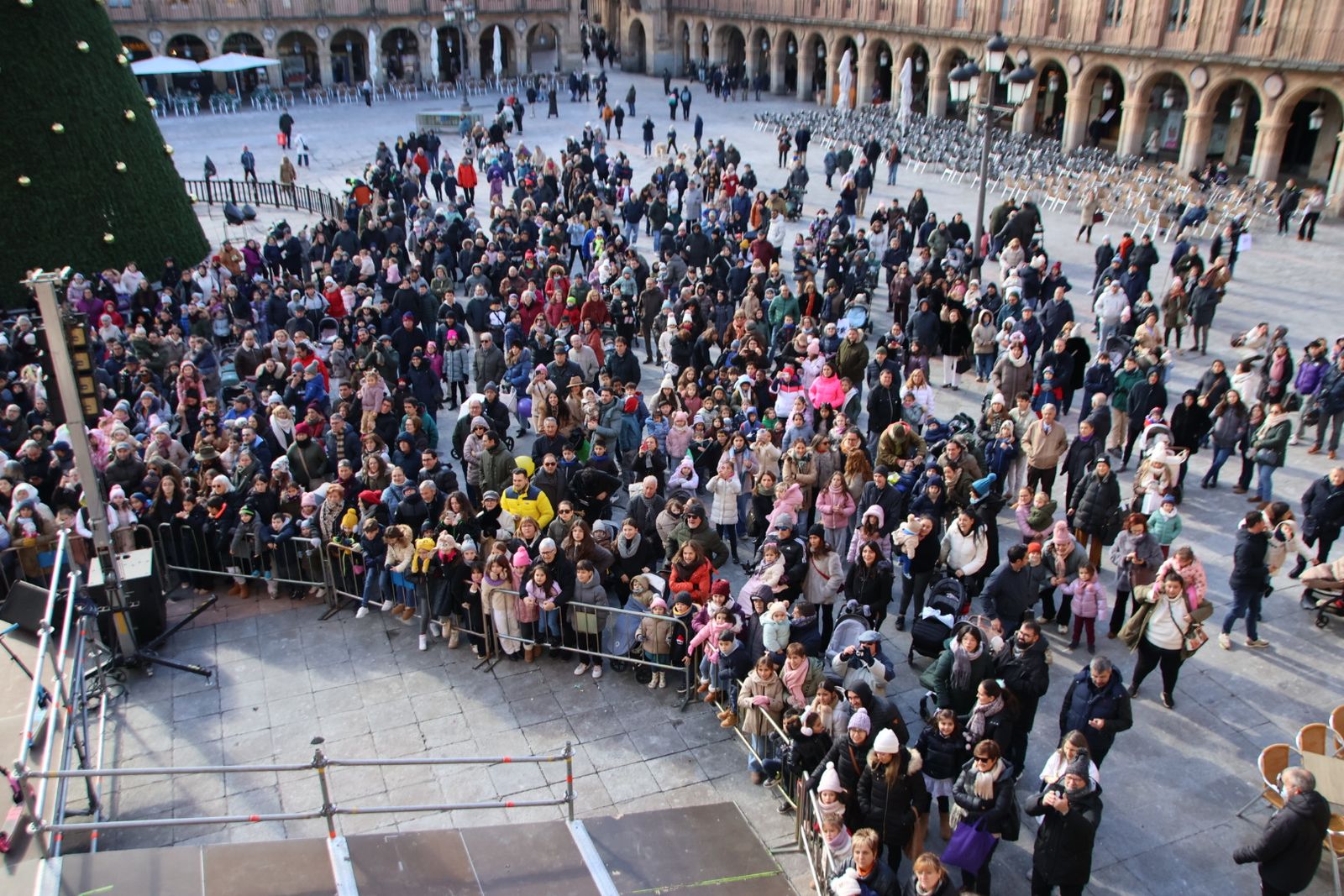 El alcalde de Salamanca, Carlos García Carbayo, recibe a sus Majestades los Reyes Magos y Concierto de Chloe DelaRosa en la Plaza Mayor