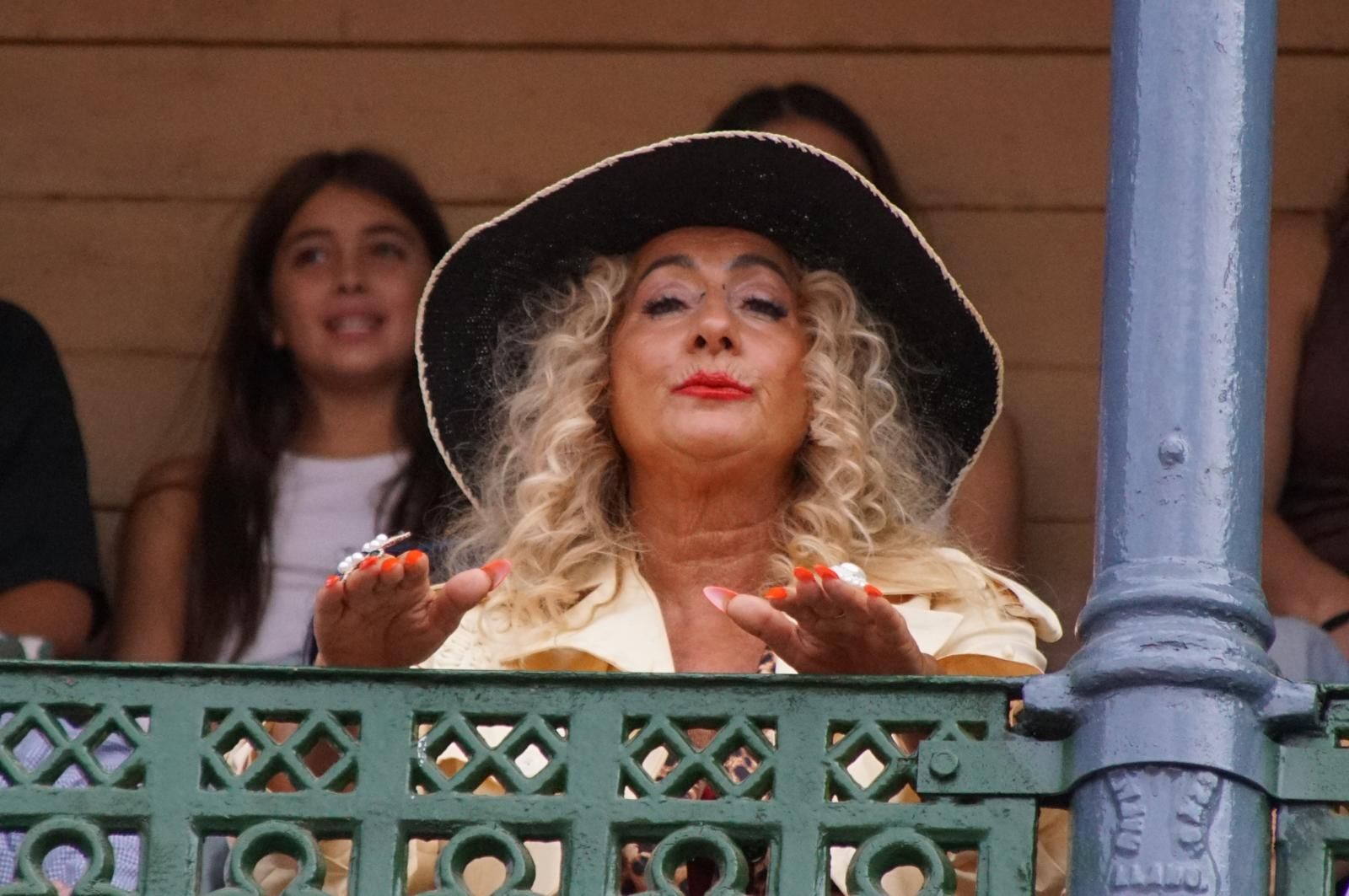 Expectación por ver los caballos de rejoneo en La Glorieta: imágenes del ambiente en los tendidos y en el patio de cuadrillas