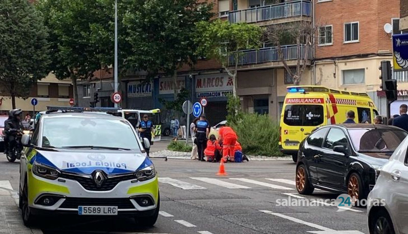 GALERÍA | Herida una conductora de un patinete tras colisionar con un coche en la calle El Greco