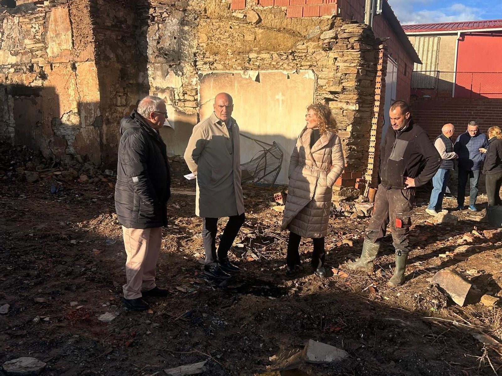 La directora general de vivienda, María Pardo, ha visitado las obras de recuperación de las viviendas de Abejera de Tábara afectadas por los incendios forestales del pasado mes de agosto.