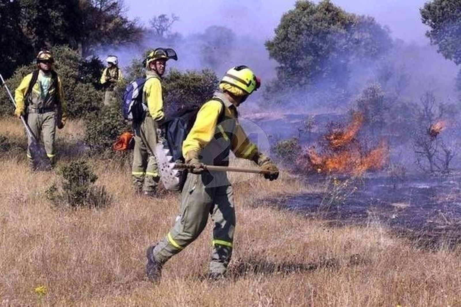 Las cuadrillas antiincendios trabajan más de doce horas al día con escasos medios