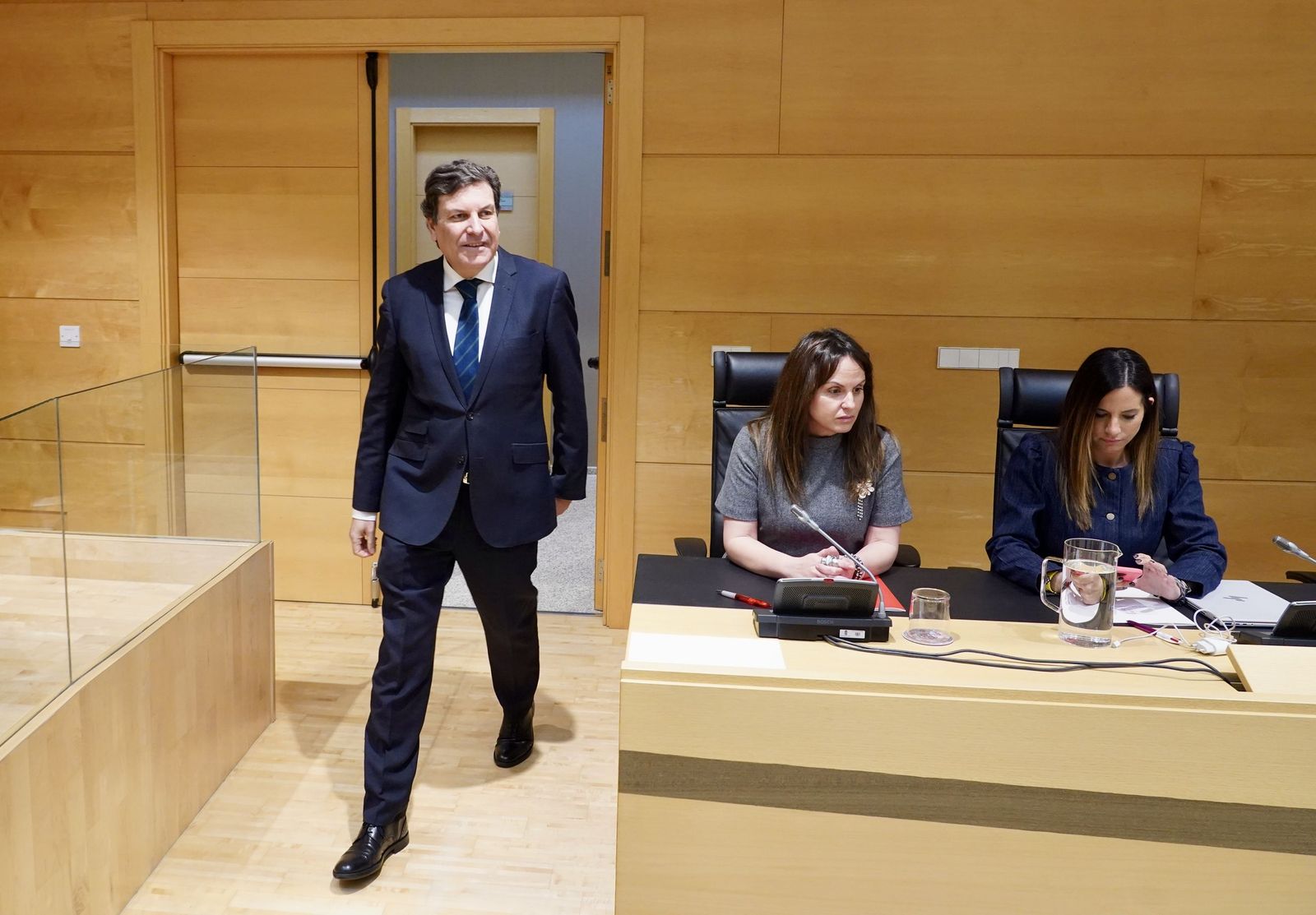 Miriam Chacón / ICAL . El consejero de Economía y Hacienda y portavoz, Carlos Fernández Carriedo, interviene en la Diputación Permanente de las Cortes para presentar el Decreto Ley de incremento de las retribuciones de los empleados públicos de la Comunidad.