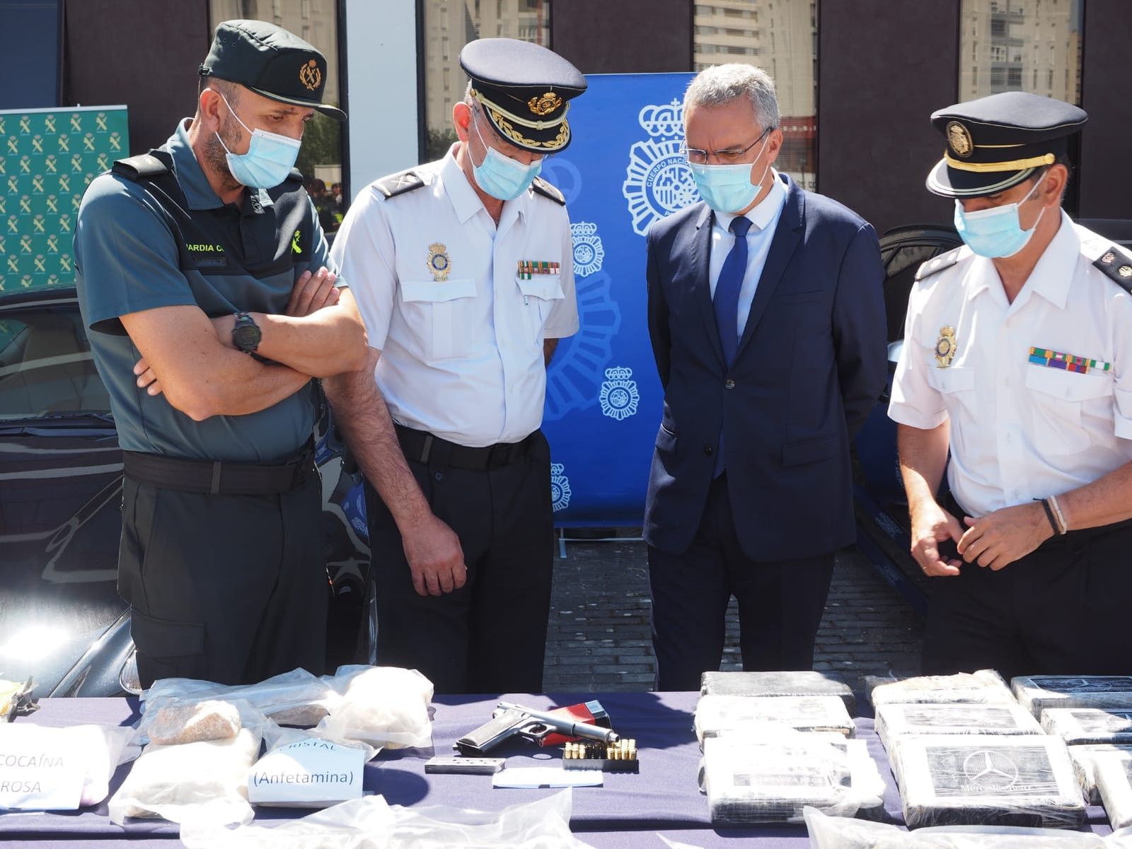 Algunos de los efectos requisados durante la intervención