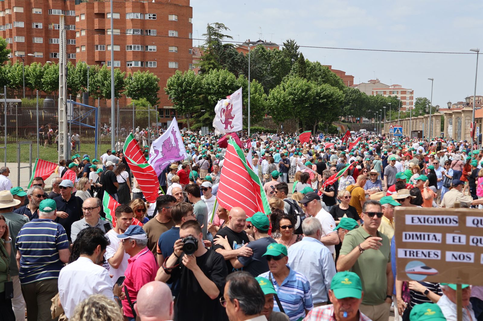 manifestacion-contra-la-perida-de-servicios-de-ave-1