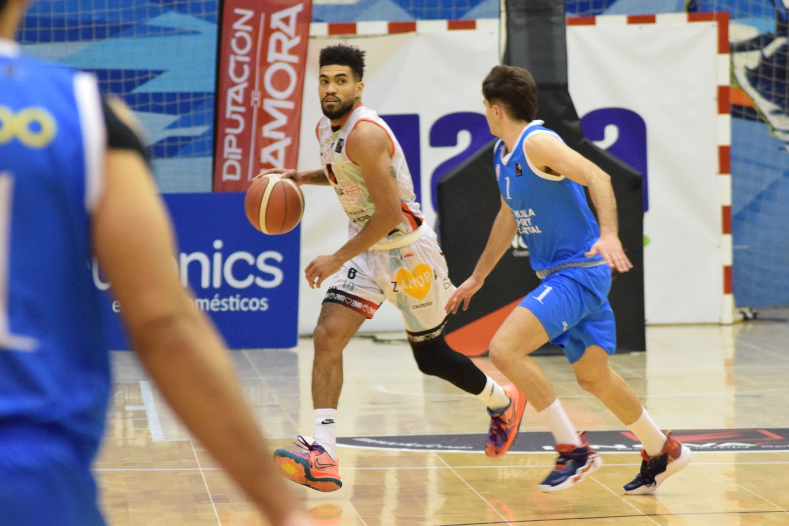 Bobby Harris sube la bola