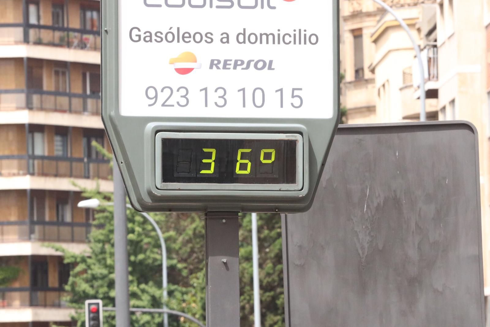 Un termómetro marca 36 grados en una jornada de intenso calor en Salamanca.