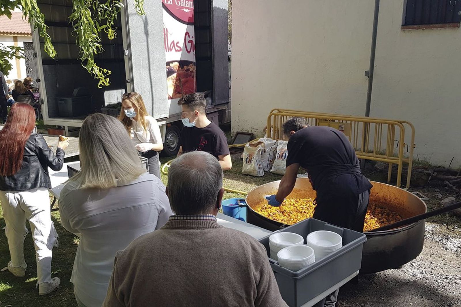 Rágama recupera las comidas de hermandad como una caldereta popular en la chopera
