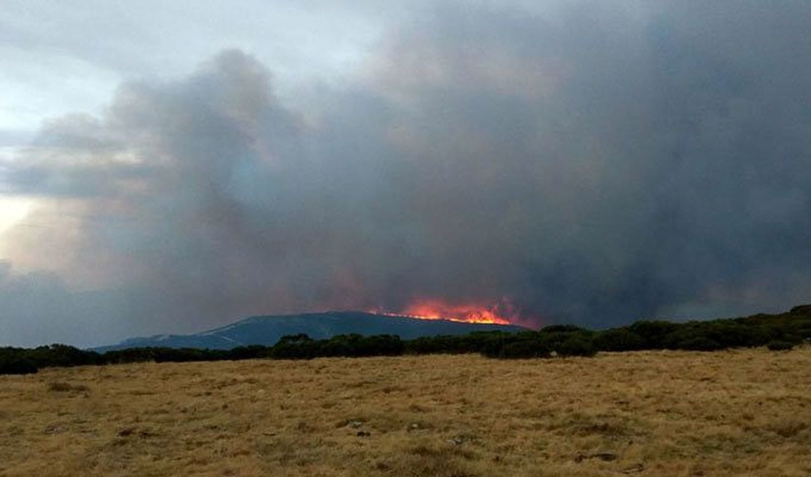 El incendio de La Cabrera se descontrola, obliga a un segundo desalojo y amenaza Zamora