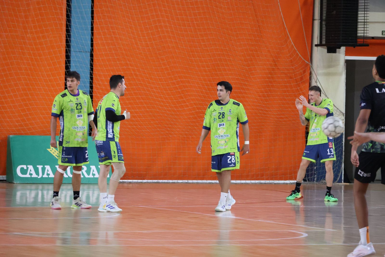 GALERÍA | Duelo de alturas entre el BM Zamora y el Torrelavega