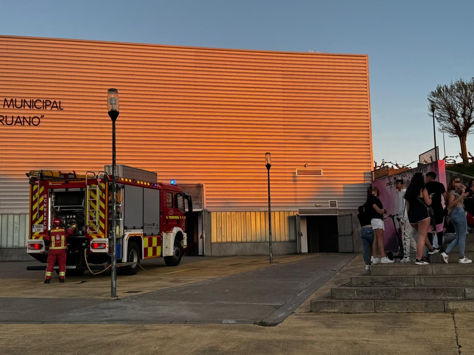 Bomberos de la Dipuatción en el pabellón municipal de Villamayor. Foto S24H