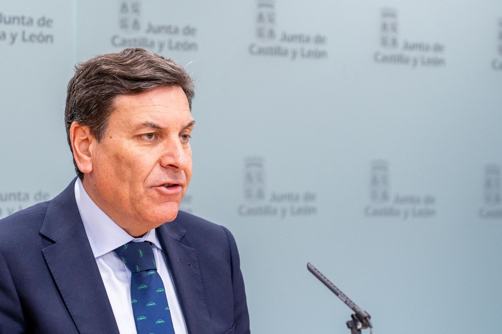 El consejero de Economía y Hacienda y portavoz, Carlos Fernández Carriedo, comparece en rueda de prensa posterior al Consejo de Gobierno