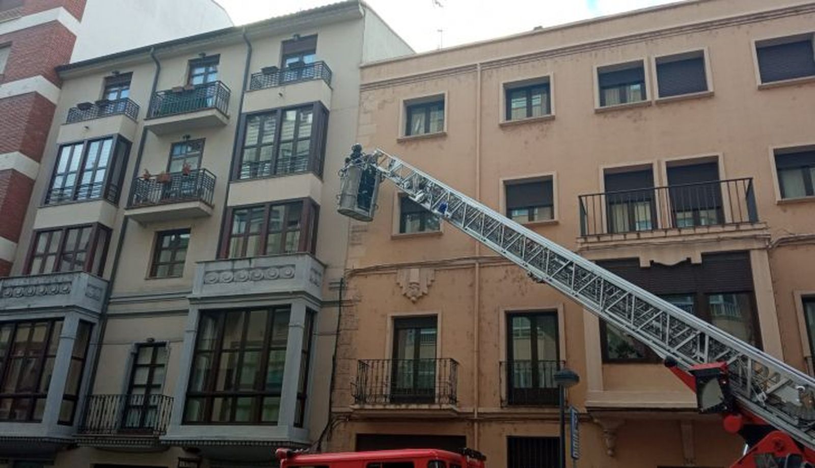 Los bomberos y la Policía Municipal en la avenida de Portugal ante desprendimientos en una fachada (2)