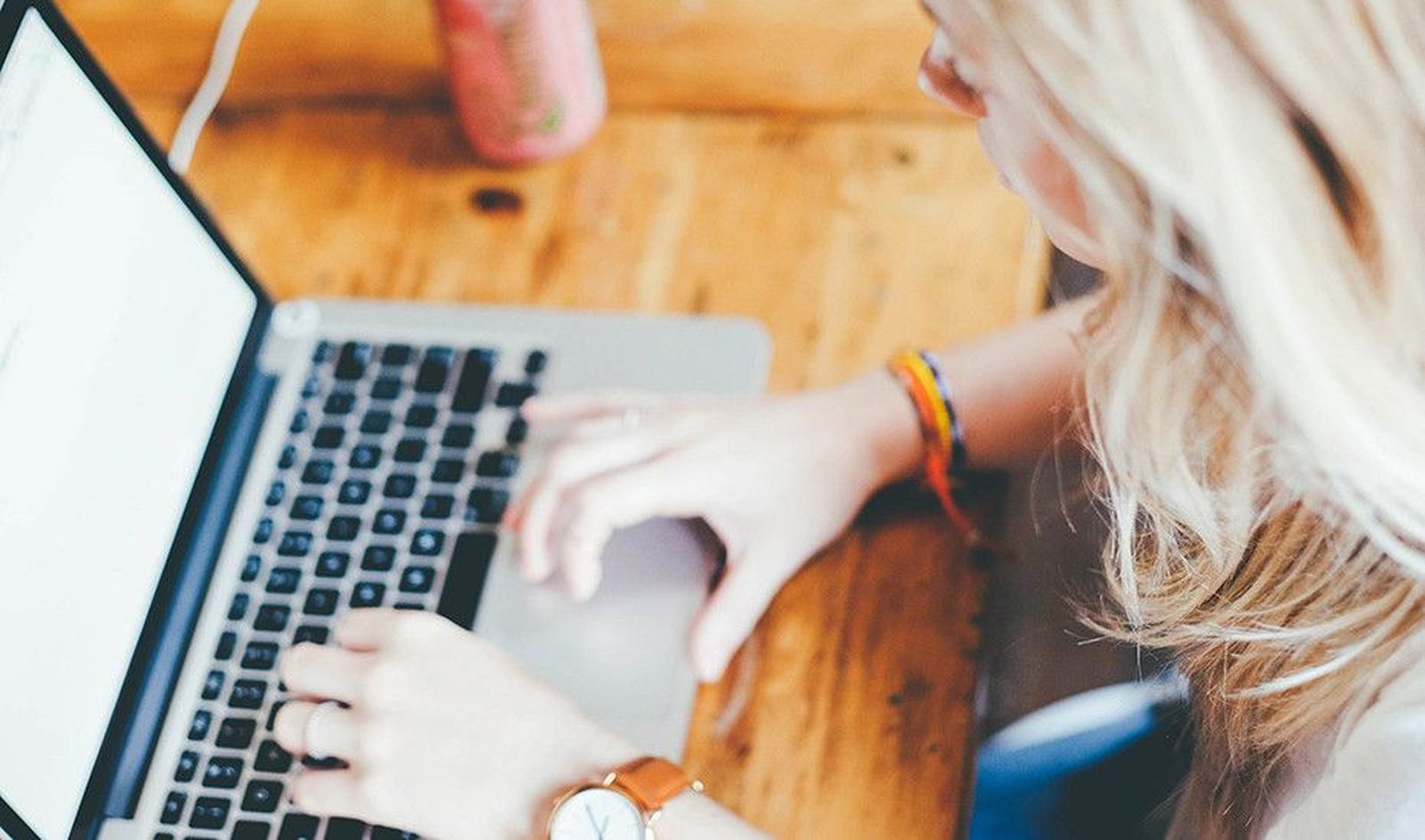 Mujer con un ordenador. Foto de archivo