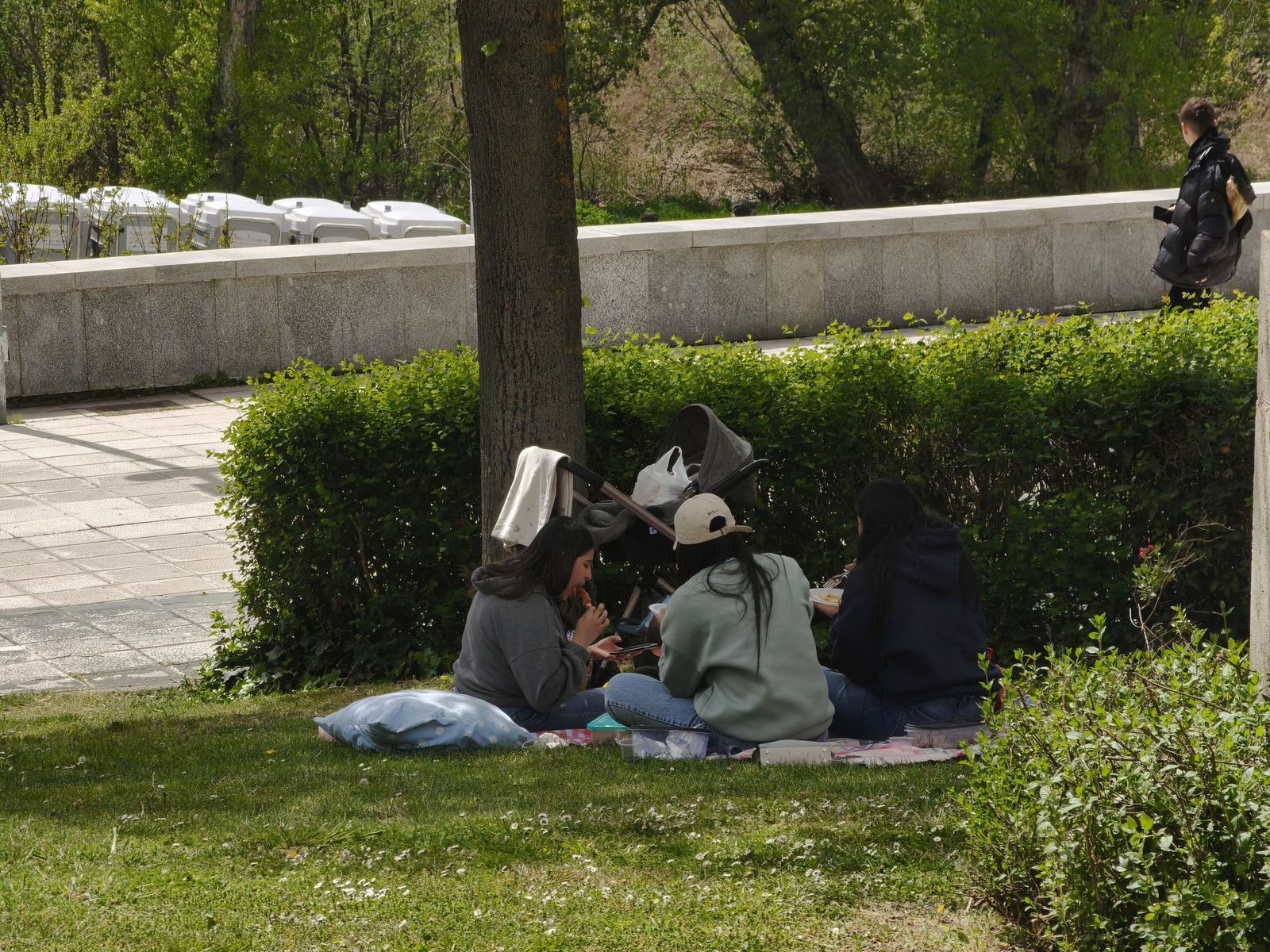 Un multitudinario Lunes de Aguas en Salamanca llena la ribera del Tormes