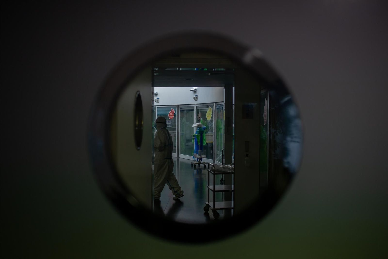 Un trabajador sanitario protegido contra el coronavirus | EP