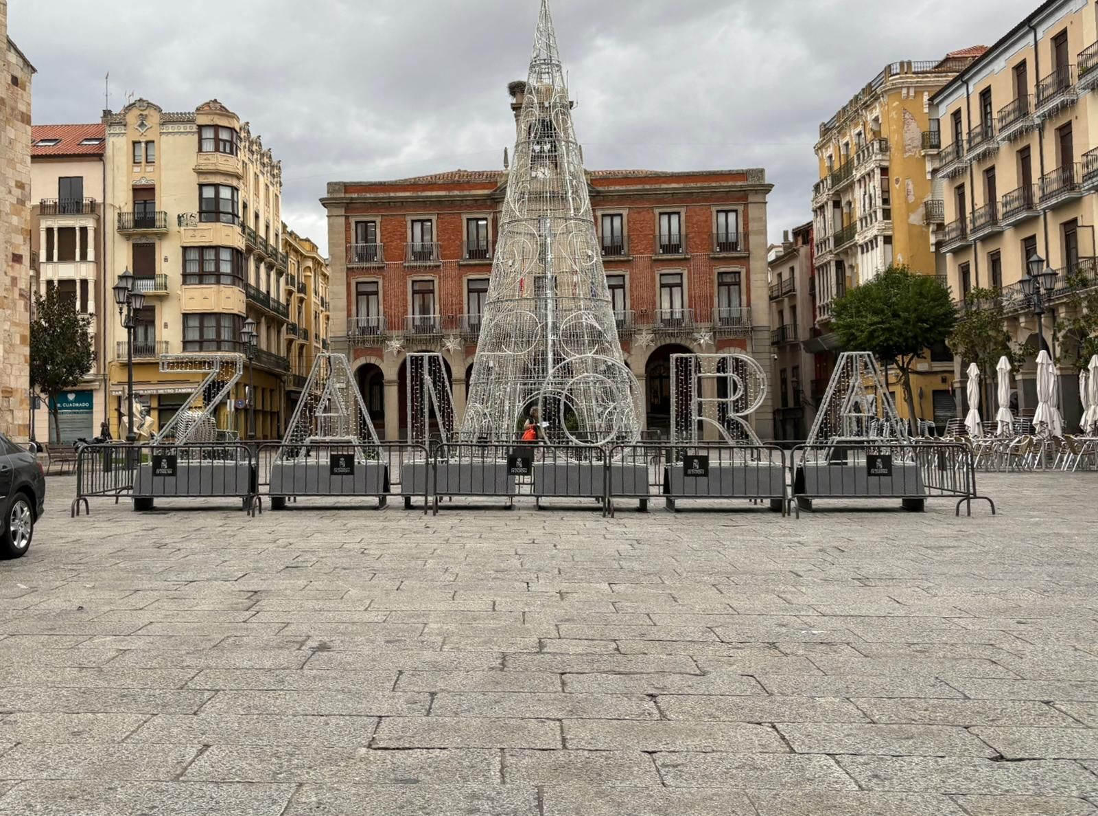 Las letras de Zamora ya lucen en la Plaza Mayor de cara a Navidad
