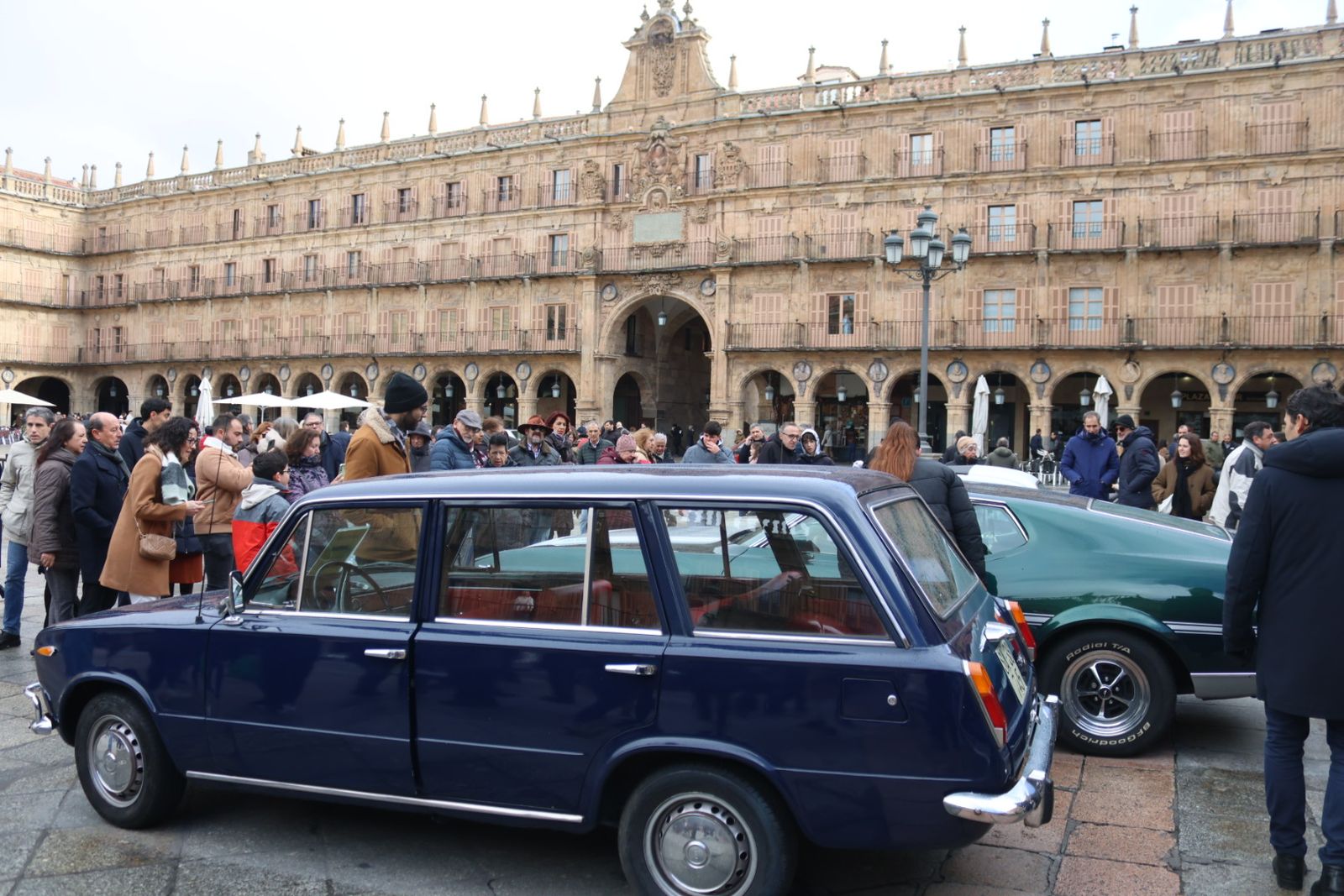 Exposición vehículos Día del Guardia Urbano en la Plaza Mayor de Salamanca