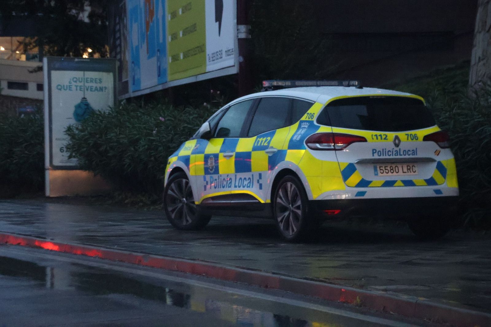 Policía Local dirigiendo el tráfico a causa del temporal