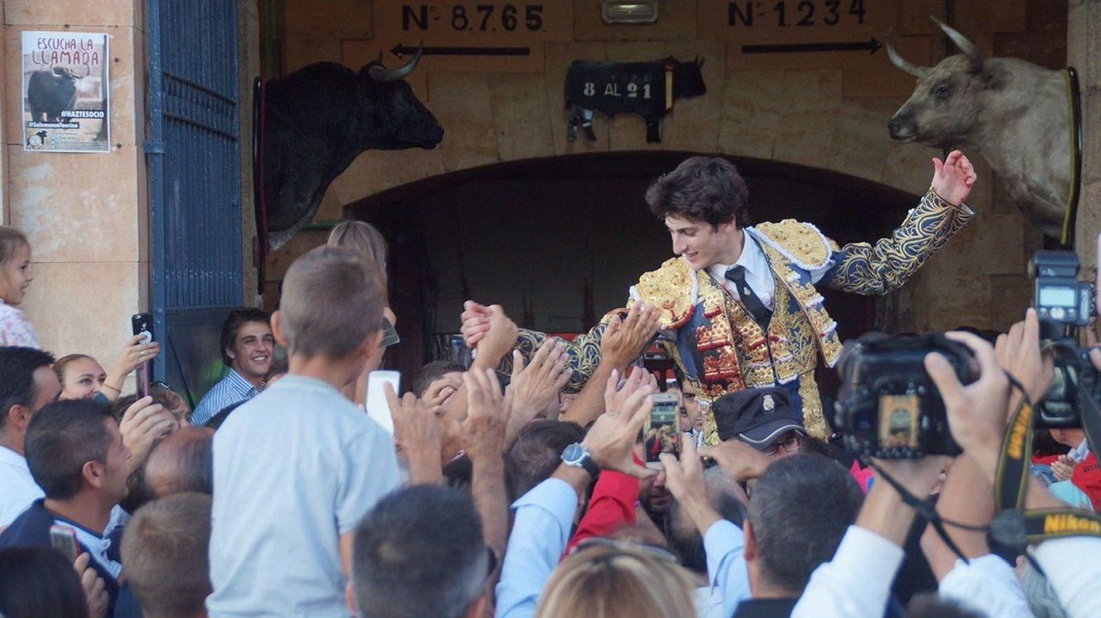 Antonio Grande sale en hombros de La Glorieta con tres orejas en la novillada; Leo Valadez corta una
