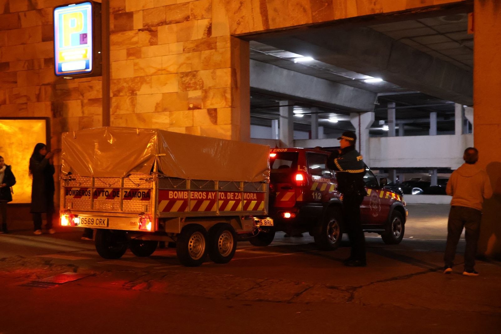 Rescate del ciervo en el Parking de San Martín (13).JPG