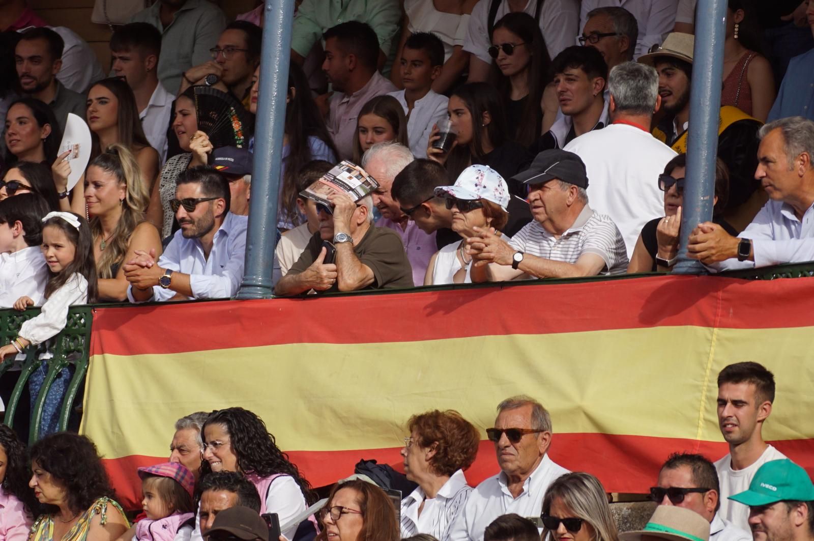Expectación por ver los caballos de rejoneo en La Glorieta: imágenes del ambiente en los tendidos y en el patio de cuadrillas