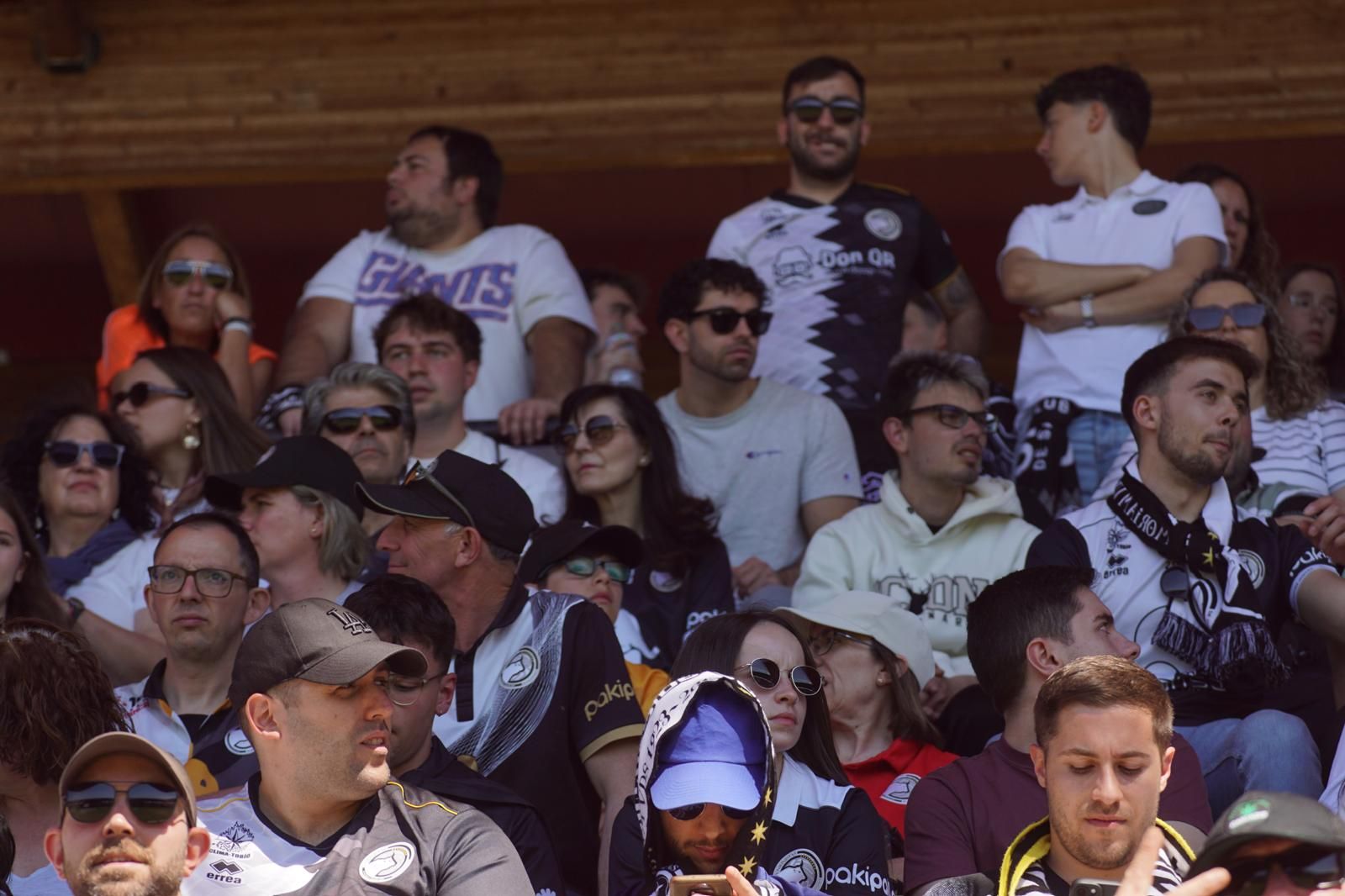 Gran ambiente en la grada para ver el partido entre Zamora - Unionistas en el Estadio Ruta de la Plata