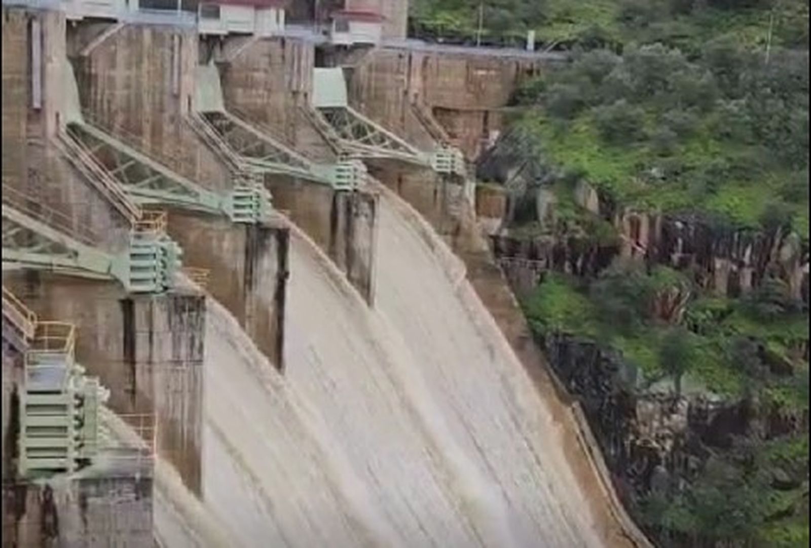 La presa de Saucelle abre compuertas