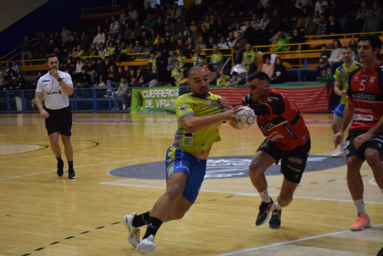 Rafa Paulo, jugador del Balonmano Zamora, en una acción del partido.