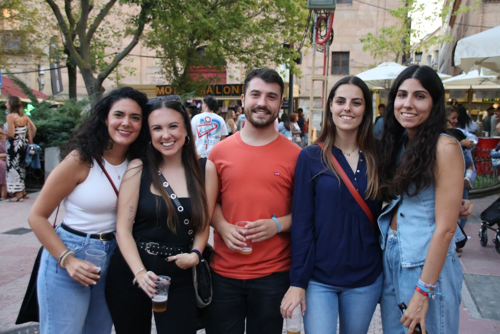 Ambiente de las casetas el  jueves por la tarde noche